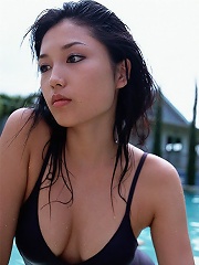 Yoko Mitsuya hot bikini babe teasing us with that hot ass