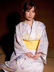 Gorgeous gravure idol babe slowly takes off her white kimono